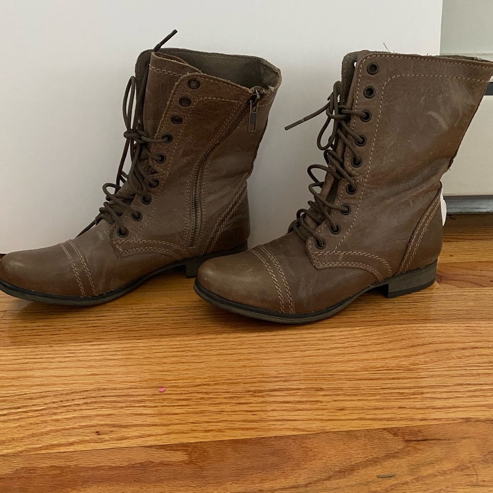 Steve Madden: brown lace up boots. 6.5